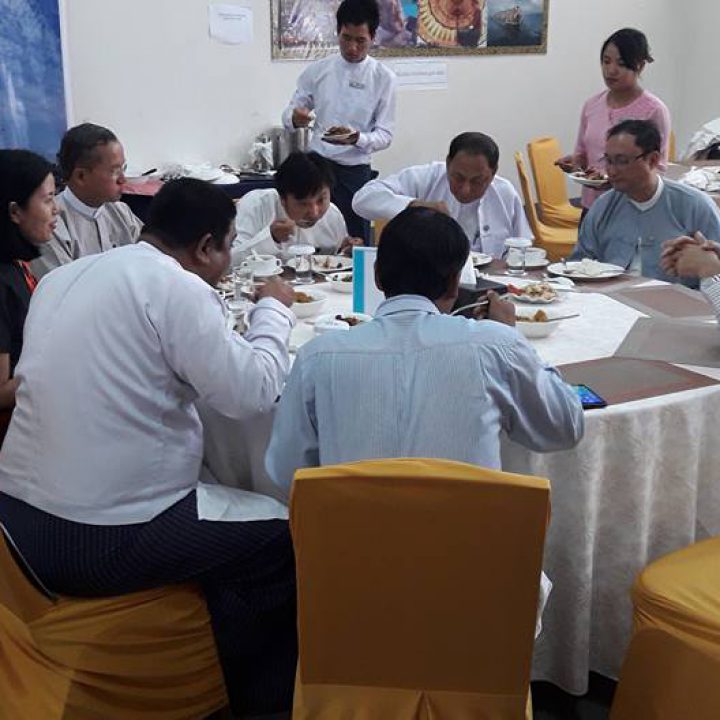 ဟိုတယ်နှင့်ခရီးသွားလာရေးဝန်ကြီးဌာန ပြည်ထောင်စုဝန်ကြီးဦးအုန်းမောင်နှင့် ဒုတိယညွှန်ကြားရေးမှုးချုပ်များအား အလုပ်အမှုဆောင်အဖွဲ့ဝင်များမှသွားရောက်တွေ့ဆုံစဉ်